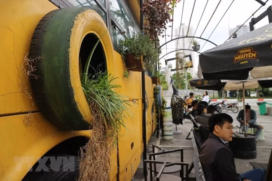 Old tires are turned into flower pots (Photo: VNA)