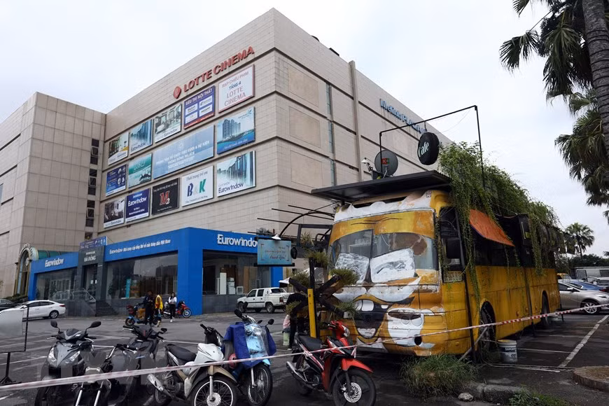 Bus coffee shop offers customers an eco-friendly environment to enjoy their drinks (Photo: VNA)