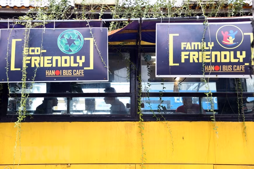 Bus coffee shop offers customers an eco-friendly environment to enjoy their drinks (Photo: VNA)