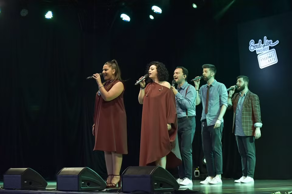 During their performance in Ho Chi Minh City, the band perform Italian music pieces, including Mambo Italiano, Quando quando (Renis)…(Photo: Vietnam+)