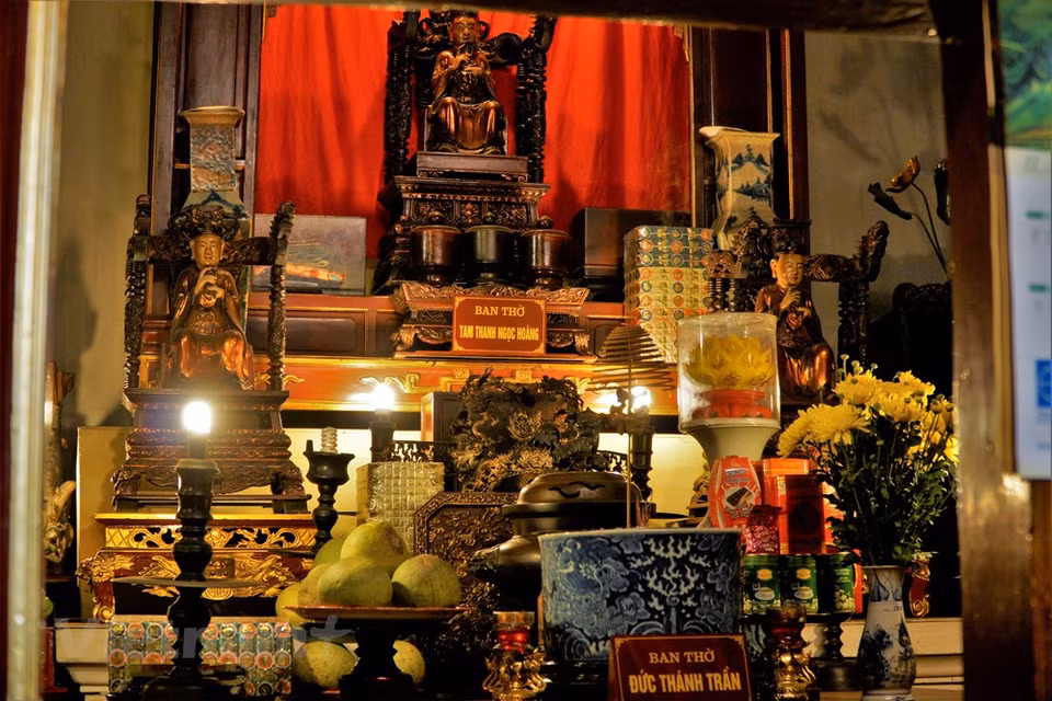 There are two further altars on the left and two on the right of the central altar. These are dedicated to Vietnamese deities, including Duc Vua Cha, Father King of the Sky (Photo: Vietnam+)