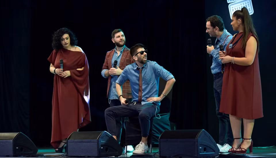 One of the highlights of the night is the performance of Vietnamese song ‘Ho Tren Nui’ (composed by Pho Duc Phuong) with ‘acapella’ technique (Photo: Vietnam+)
