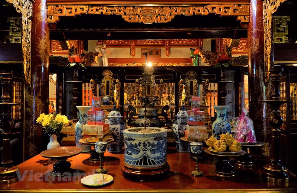 The altars are all in the back of the temple with wooden doors separating them from the rest of the space. Originally, this part was not accessible to the public as it was considered sacred. Now it is open, but only on the 1st and the 15th days of the lunar month (Photo: Vietnam+)