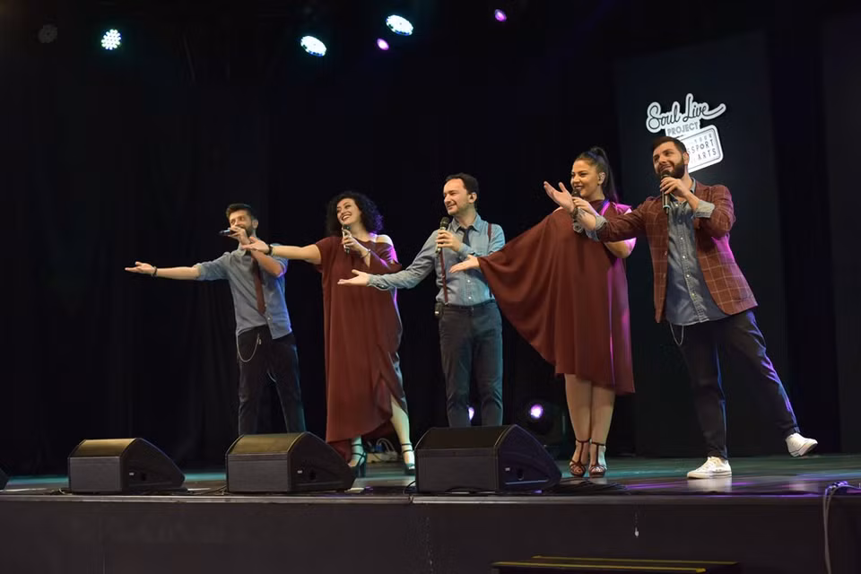 Mezzotono, the world-famous band with exciting acapella performances performs in a concert at the Soul Live Project Complex in HCMC on November 19 (Photo: Vietnam+)