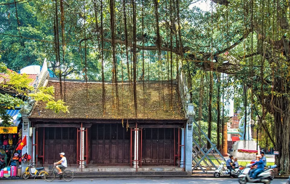 After the French occupied Hanoi, the streets surrounding Sword Lake were expanded. In 1891, the government took part of the temple's land to open Francis Garnier Boulevard (after 1954 it was named Dinh Tien Hoang Street). Therefore, the previous court and front yard of the main temple complex was demolished. Ba Kieu Temple is now a two-part relic separated by Dinh Tien Hoang Street, with the main temple located along the corner of Lo Su Street and the gate on the lakeside (Photo: Vietnam +)