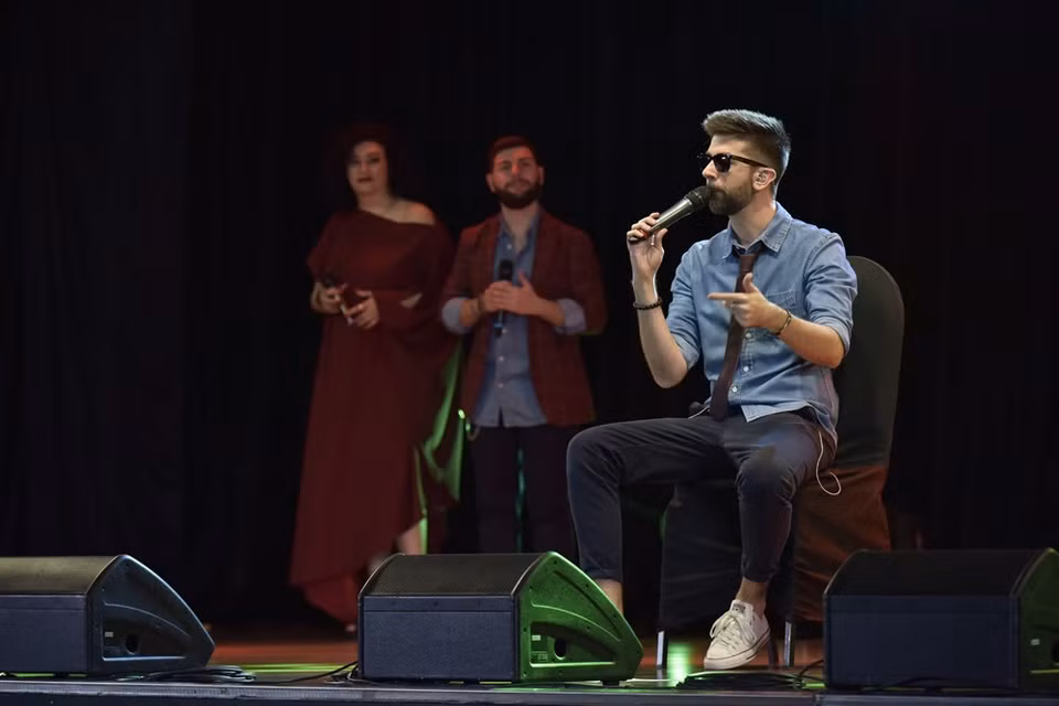 Although they have different musical nuances, they perform completely with the technique of ‘acapella’, which means creating sound and music without using any musical instruments, only the human voice itself (Photo: Vietnam+)