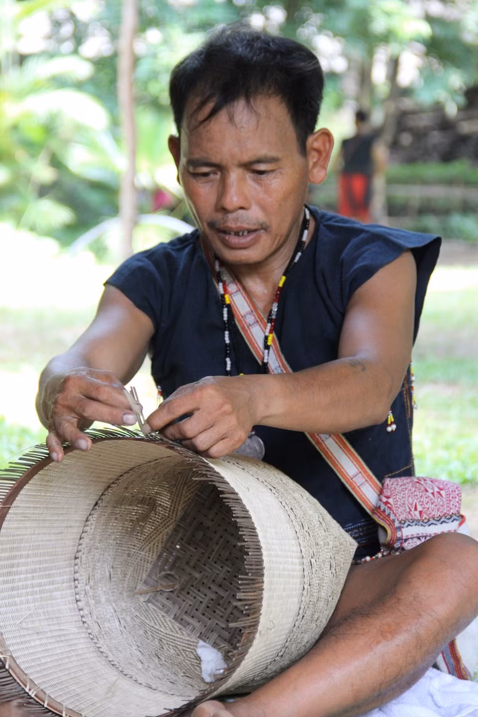 Artisans from Gia Lai province introduced to visitors its cultural characteristics through several art activities including Gong performance, folk singing, and dancing, brocade weaving, among others (Photo: Vietnam+)