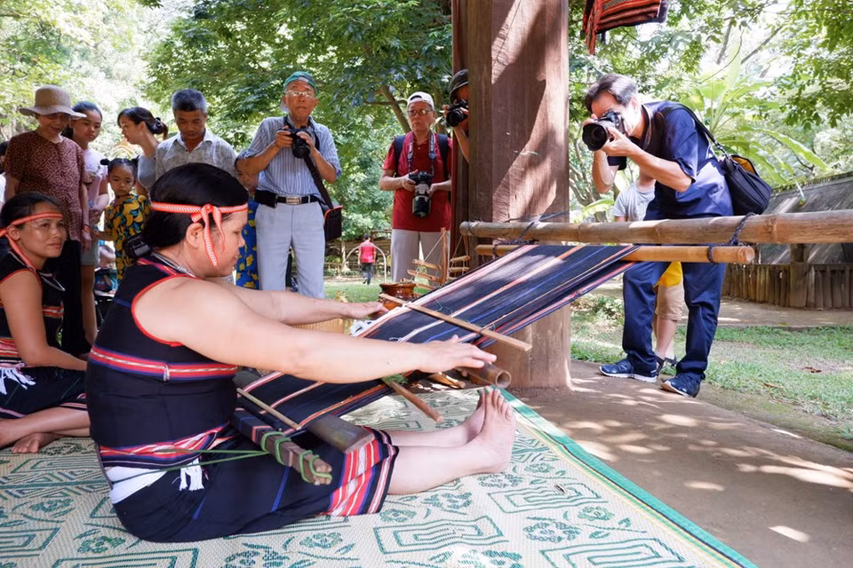 This is also a chance for visitors to learn about brocade weaving craft of Ba Na and Jarai ethnic groups (Photo: Vietnam+)