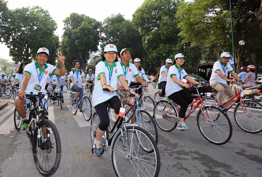 Delegates ride bike in Hanoi to celebrate "ASEAN Family Day 2018," August 25, 2018 (Photo: VNA)