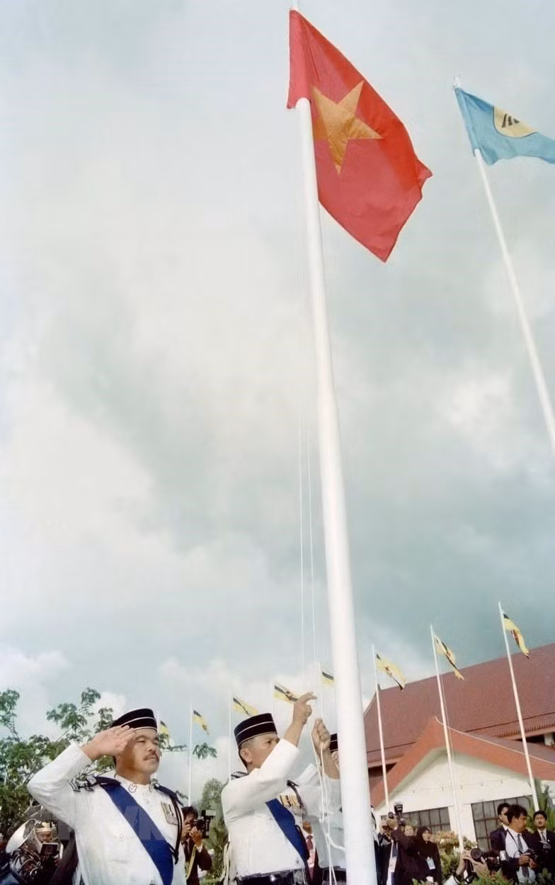 Flag raising ceremony in Bandar Seri Begawan (Brunei) marks Vietnam’s admission to ASEAN, July 28, 1995 (Photo: VNA)