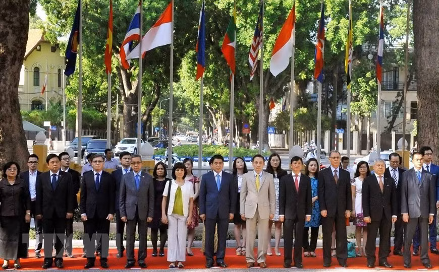 Delegates attend the ASEAN flag raising ceremony marking the 49th anniversary of ASEAN Founding Day, August 8, 2016 (Photo: VNA)