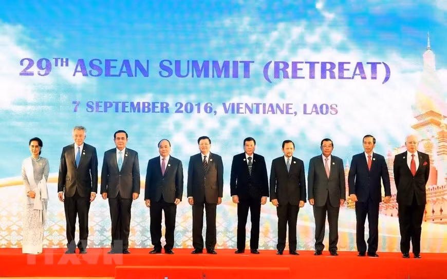 Prime Minister Nguyen Xuan Phuc (fourth left) and heads of delegations attend the 29th ASEAN Summit retreat in Vientiane (Laos), September 7, 2016 (Photo: VNA)