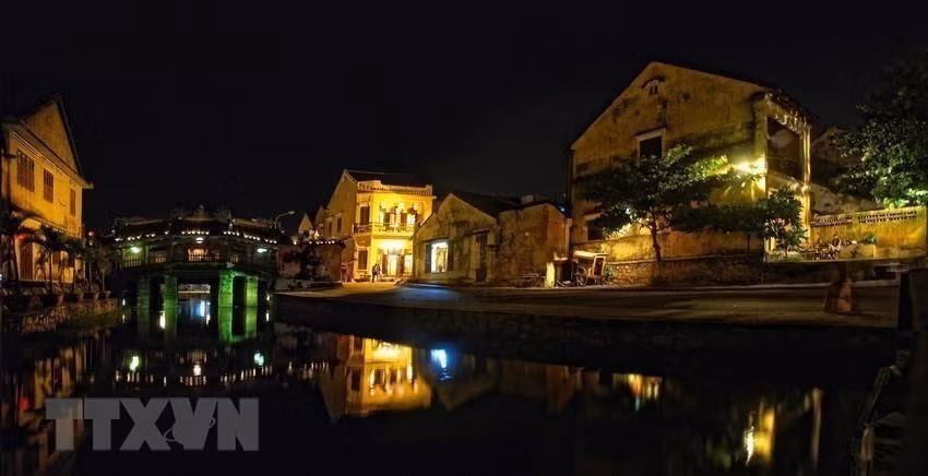 The ancient town of Hoi An is located 30km southeast of Da Nang city and 60 km northeast of Tam Ky city. Hoi An Ancient Town is preserved almost in its original state with a complex of ancient architectural relics including many housing constructions, meeting halls, temples, shrines, wells, bridges, pagodas, docks, markets. (Photo: VNA)