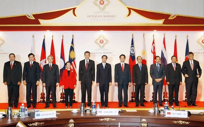 Prime Minister Nguyen Tan Dung (fifth right) and heads of delegations to the 14th ASEAN Summit opening ceremony in Hua Hin, Thailand, Feb 29, 2009 (Photo: VNA)