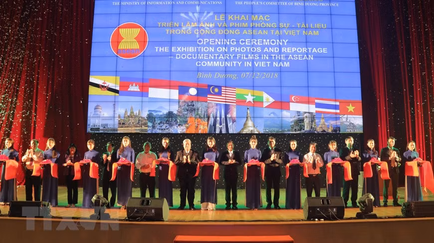 Opening ceremony of exhibition of photos and reportage-documentary films in the ASEAN Community in Binh Duong, December 7, 2018 (Photo: VNA)