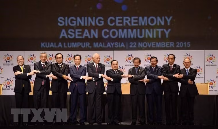 Prime Minister Nguyen Tan Dung (fourth left) and ASEAN leaders at the signing ceremony of the 2015 Kuala Lumpur Declaration on the establishment of the ASEAN Community 2015, Vision 2015 in Kuala Lumpur (Malaysia), November 22, 2015 (Photo: VNA)