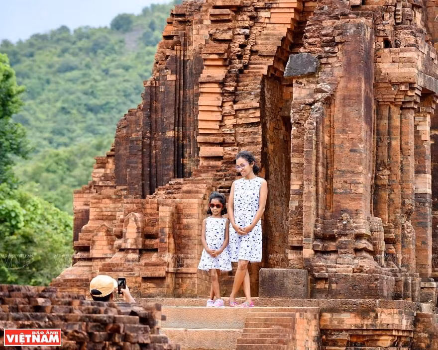 Foreign tourists are fascinated at the magnificent beauty at My Son relic site (Photo: VNA)
