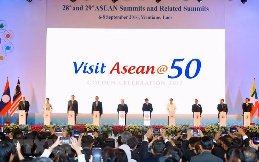 Prime Minister Nguyen Xuan Phuc and heads of delegations to the 28th and 29th ASEAN Summits press the button to start the ASEAN @ 50 Tourism Campaign in Vientiane (Laos), September 6, 2016 (Photo: VNA)
