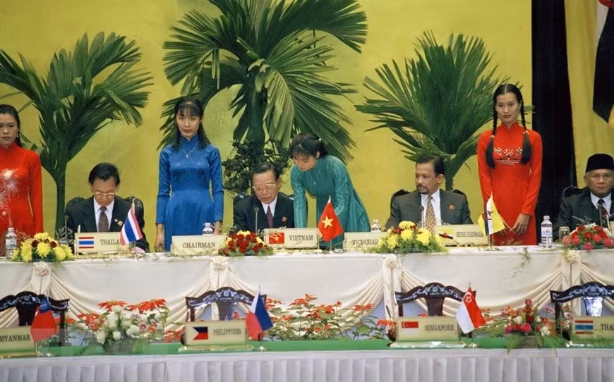 Prime Minister Phan Van Khai and heads of delegations sign the Hanoi Declaration at the 6th ASEAN Summit in Hanoi, December 15-16, 1998 (Photo: VNA)