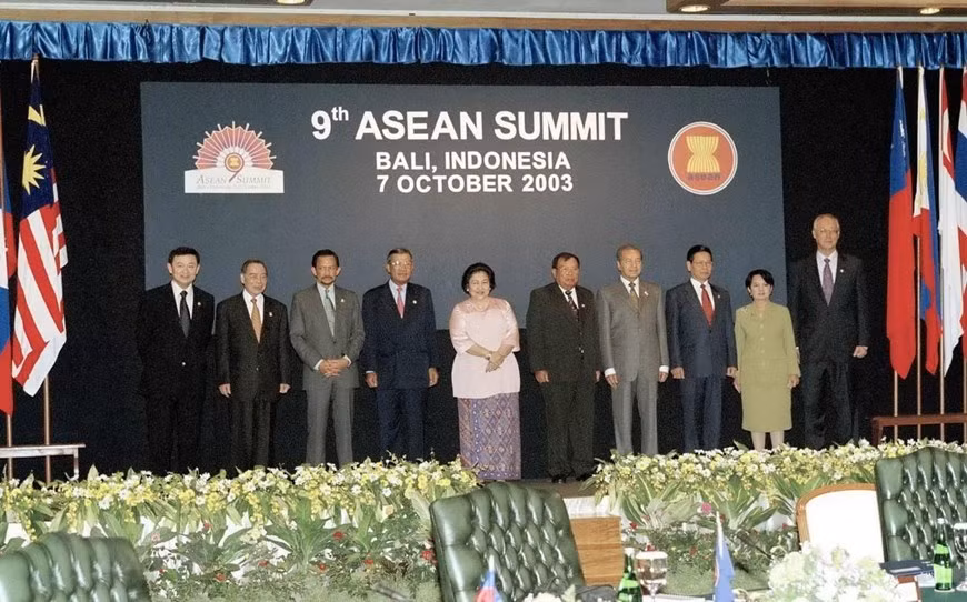 Prime Minister Phan Van Khai (second left) and heads of delegations at the opening ceremony of the 9th ASEAN Summit in Bali, Indonesia, October 7, 2003 (Photo: VNA)