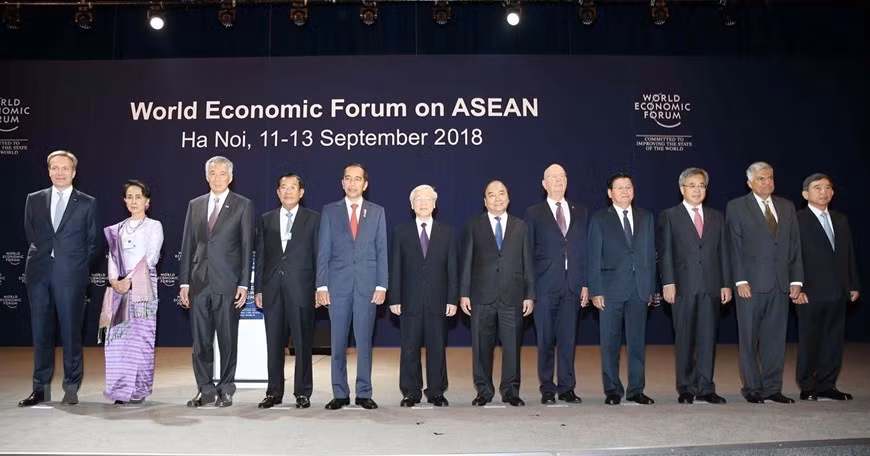 General Secretary Nguyen Phu Trong , Prime Minister Nguyen Xuan Phuc, Chairman of the World Economic Forum (WEF) Klaus Schwab and heads of delegation at the opening ceremony of WEF-ASEAN 2018 in Hanoi, September 12, 2018 (Photo: VNA)
