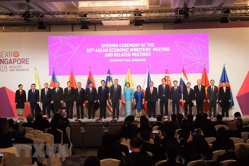 Economic ministers and representatives from 10 ASEAN member countries and partner countries pose for a group photo at the opening ceremony of the 50th ASEAN Economic Ministers' Meeting and Related Meetings in Singapore, August 29, 2018 (Photo: VNA)