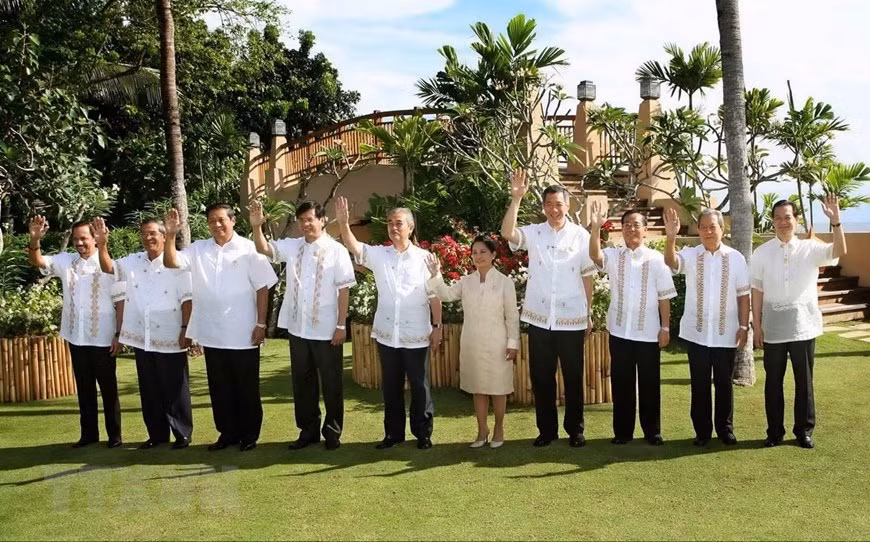 Prime Minister Nguyen Tan Dung (first right) and heads of delegations at the 12th ASEAN Summit in Cebu, the Philippines, January 13, 2007 (Photo: VNA)