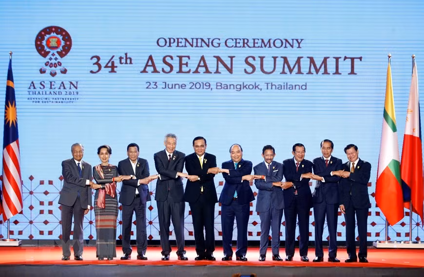 Prime Minister Nguyen Xuan Phuc (fifth right) and heads of delegations at the opening ceremony of the 34th ASEAN Summit in Bangkok (Thailand), June 23, 2019 (Photo: VNA)