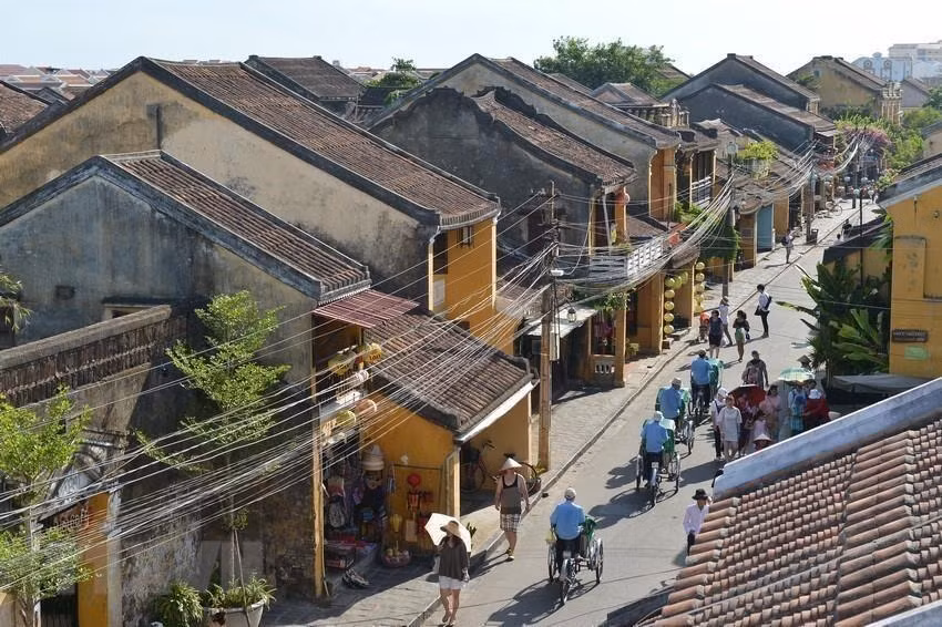 The ancient town of Hoi An (Quang Nam) possesses many unique cultural features, which are preserved over decades with poetic beauty. This has long been a favourite destination for domestic and international tourists. (Photo: VNA)