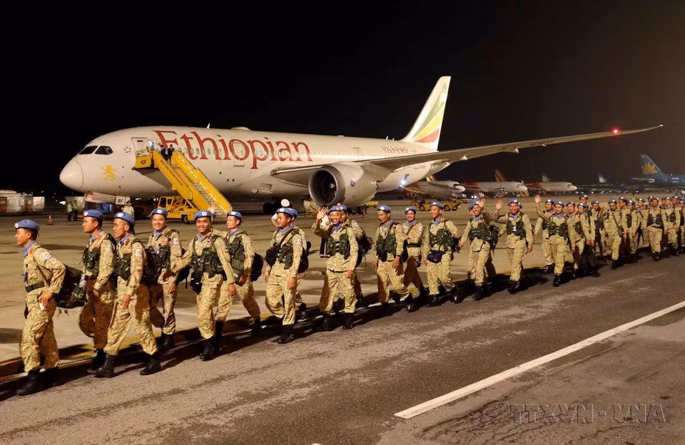 The first Military Engineering Unit Rotation 1 returns to Noi Bai International Airport in Hanoi after completing its mission at the UN Interim Security Force for Abyei (UNISFA) in South Sudan. (Photo: VNA)