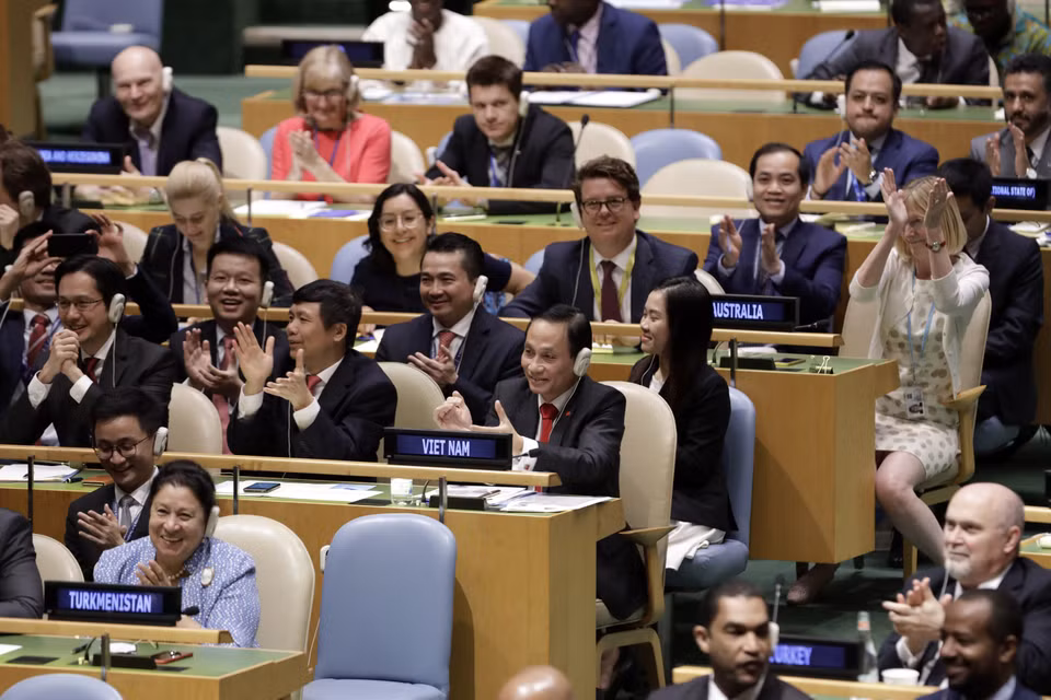 The Vietnamese delegation expresses immense joy upon receiving an overwhelming majority of votes to secure a non-permanent seat on the UN Security Council for the 2020-2021 term (June 2019). (Photo: VNA)