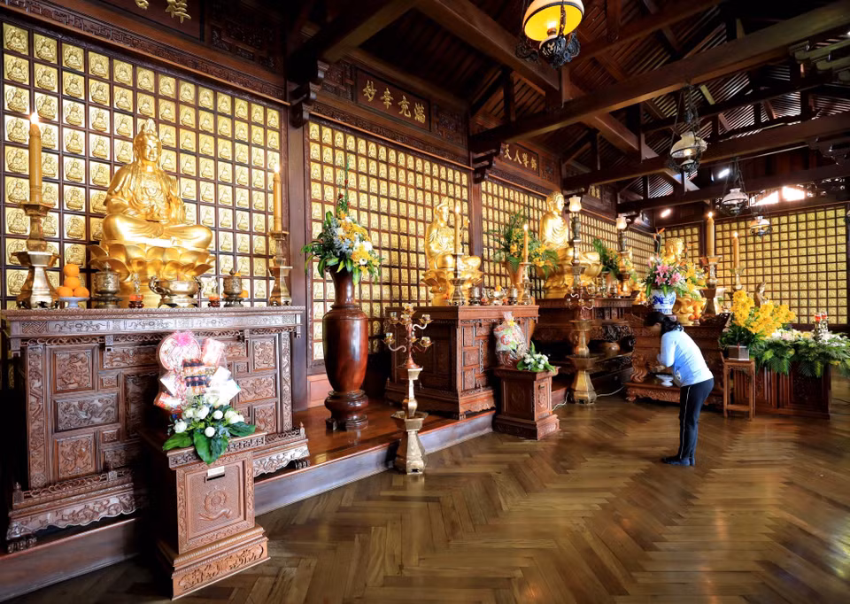 The Buddha shrine has five compartments. The Amitabha Buddha and Shakyamuni Buddha statues are solemnly placed in the middle, while four Bodhisattvas are located on the sides. (Photo: VNA)