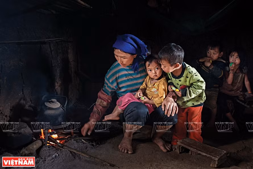 ‘Burden’ by a female photographer in Ho Chi Minh City (Photo: VNP/VNA)