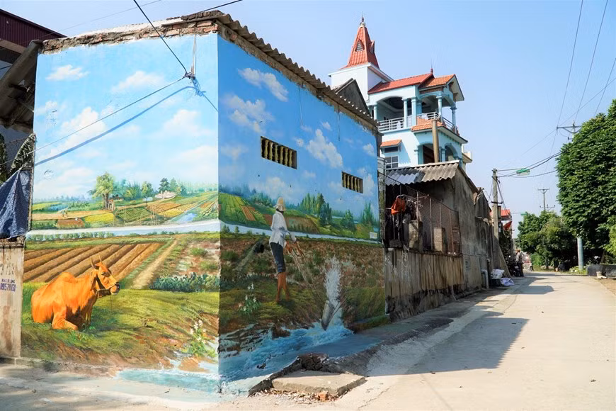 Artists have transformed old, mossy walls into lively mural paintings(Photo: VNA) 