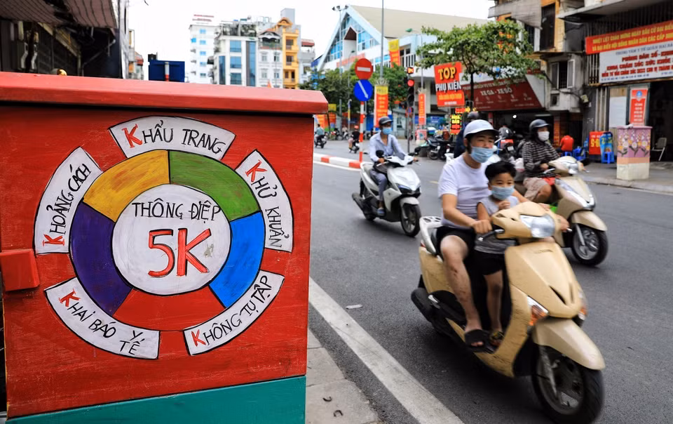 A poster on the Health Ministry’s 5K message: Khau trang (facemask)- Khu khuan (disinfection) - Khoang cach (distance) - Khong tu tap (no gathering) – Khai bao y te (health declaration) helps citizens get used to living safely with the COVID-19 pandemic in ‘new normal’ state. (Photo: VNA)