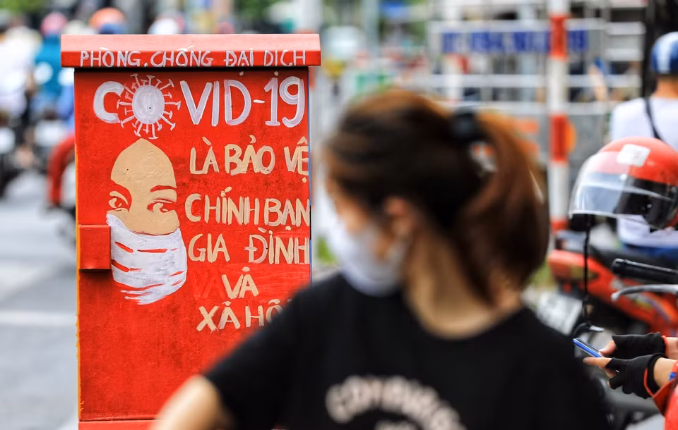 The posters on electric booths attract passers-by’s attention. (Photo: VNA)
