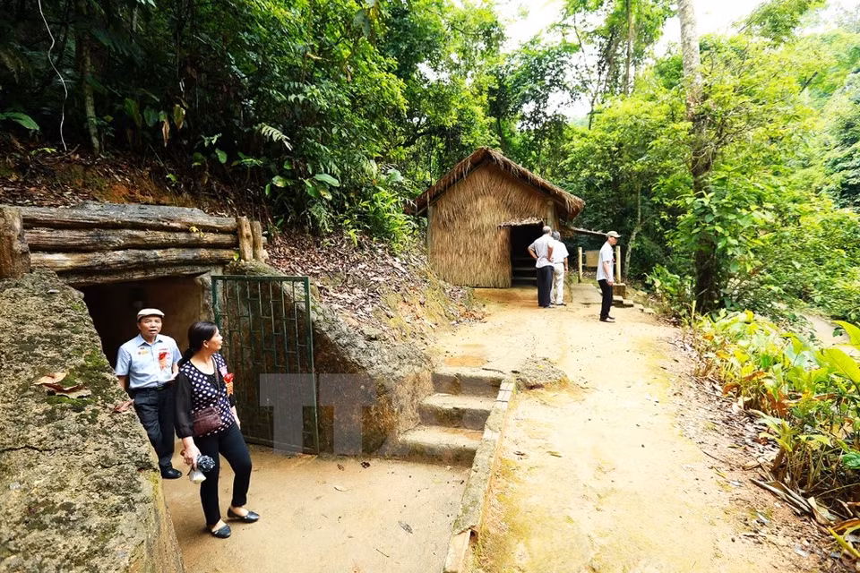 The entrance of the tunnel under the mountain connecting the offices of General Vo Nguyen Giap and Deputy Chief of Staff Hoang Van Thai (Source: VNA)