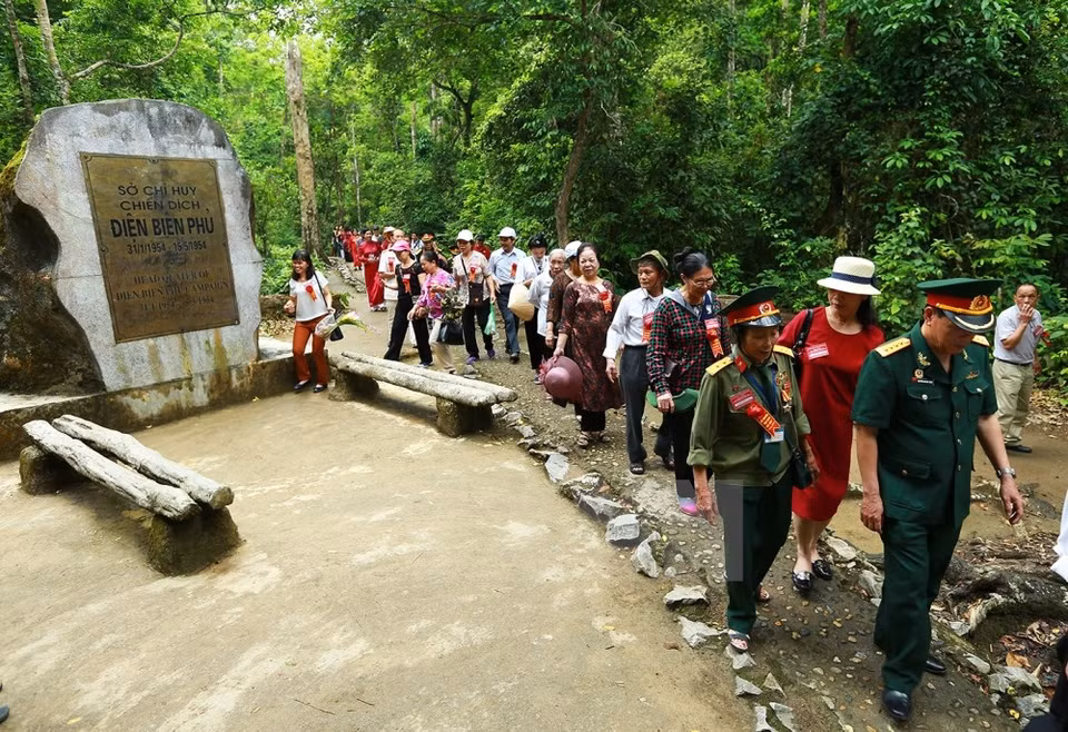 Tourists at the Muong Phang historical relic site (Source: VNA)