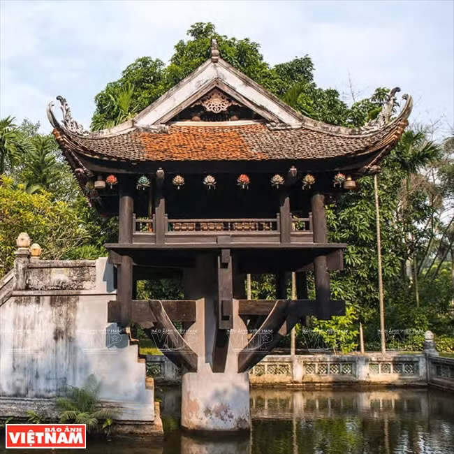 A photo of Mot Cot (One-pillar) Pagoda in the book.