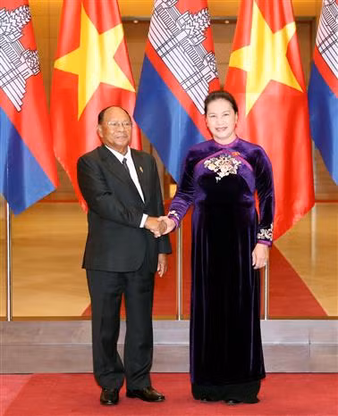 NA Chairwoman Nguyen Thi Kim Ngan (R) welcomes President of Cambodian National Assembly Samdech Heng Samrin (L) (Photo:VNA)