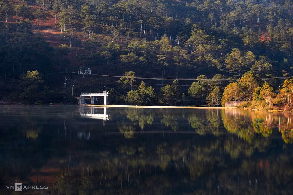 The area around Ankroet Lake in Golden Stream, surrounded by green pine trees and famed for its tranquility.As one of the most popular freshwater lakes in Da Lat, Golden Stream has a capacity of about 20 million cubic meters of water. Along with providing fresh water to the tourist town, the lake is also used to operate the generators of Ankroet hydropower plant with a capacity of 15 million kilowatts per hour a year. (Photo: vnexpress.net)