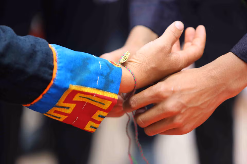 According to folklore, a man and a woman were deeply in love but were forbidden to be together because they were from different ethnic groups. They promised to meet once every year in the market in Khau Vai commune on the 27th of the third lunar month (Photo: VNA)