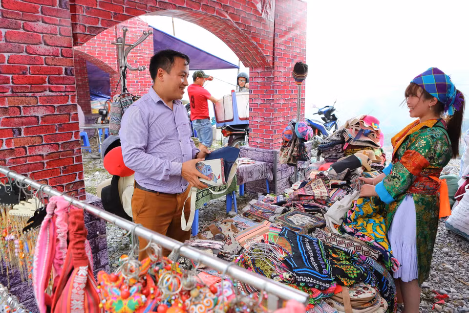 Husbands and wives arrive at the market together and start looking for their past partners among the crowd (Photo: VNA)