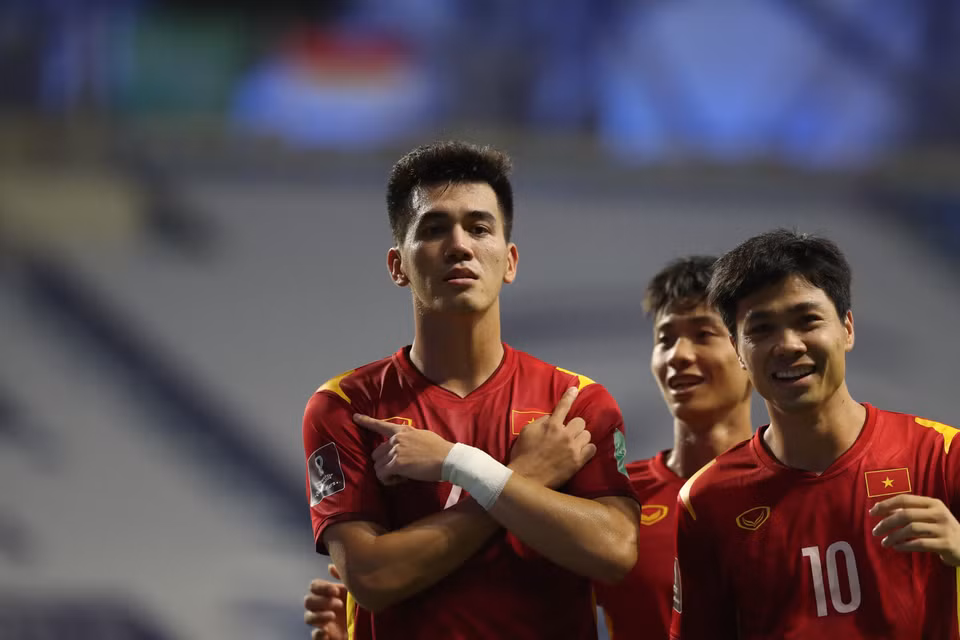 Nguyen Tien Linh celebrates his goal after scoring the first one for the team at the 51st minute of the match. (Photo: VNA)