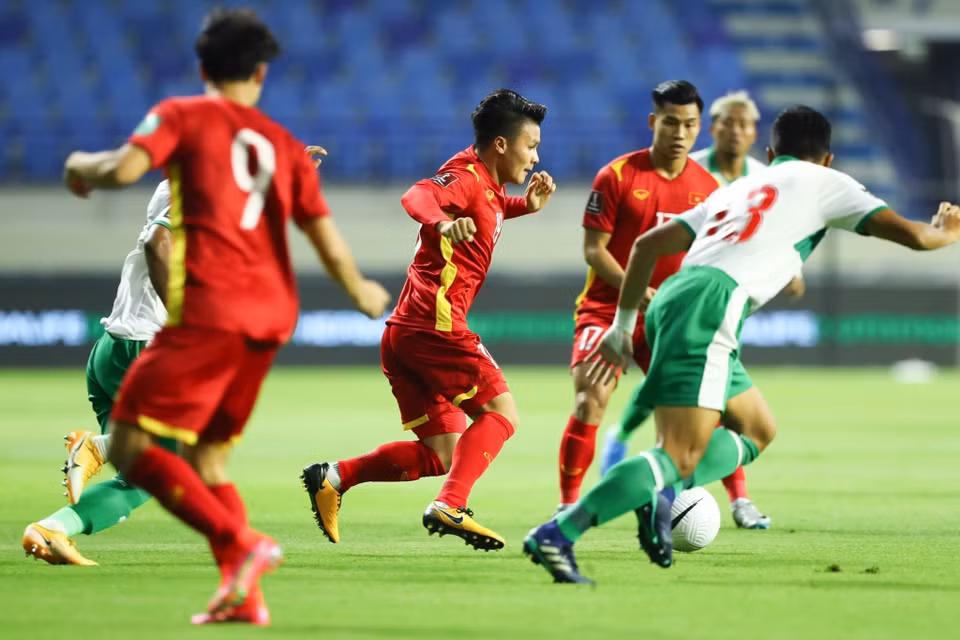 Nguyen Quang Hai in a fight for the ball during the match (Photo: VNA)