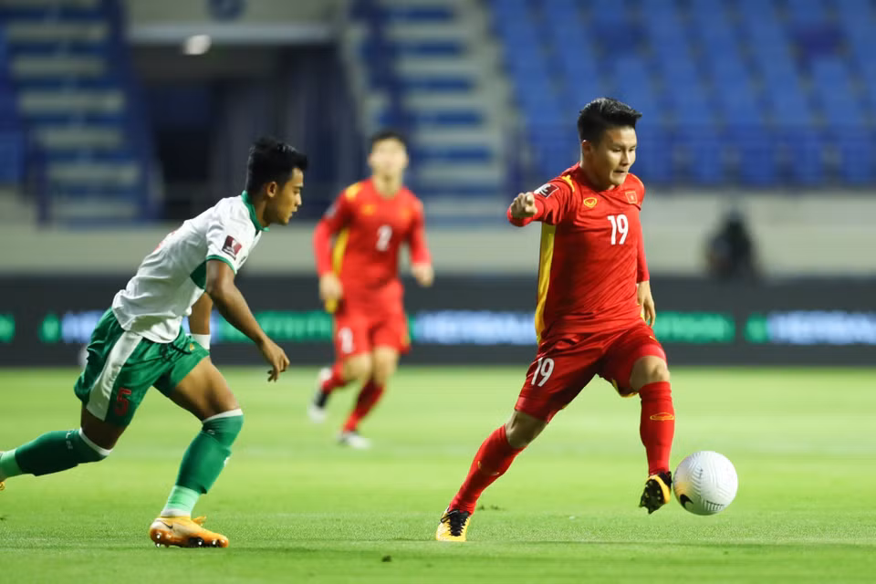 Midfielder Nguyen Quang Hai plays against Indonesian defenders (Photo: VNA)