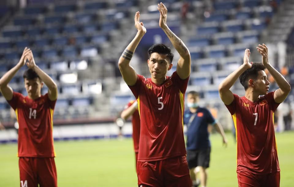 The Vietnamese footballers celebrate their victory against Indonesia and thank fans after the match. (Photo: VNA)