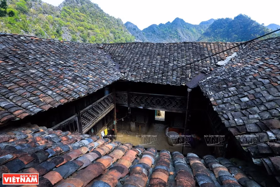 The entire roof of the over 100-year-old house is made of double tiles. (Photo: VNP)