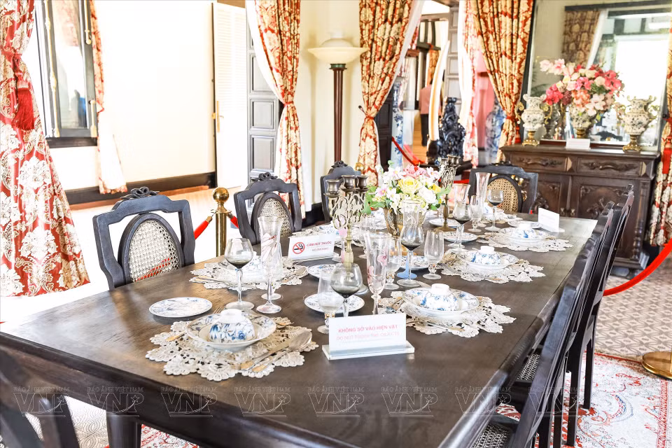 The historial palace has kept a wide range of antiques, including a royal sofa set dated 1921 under the reign of King Khai Dinh. (Photo : VNP/VNA)