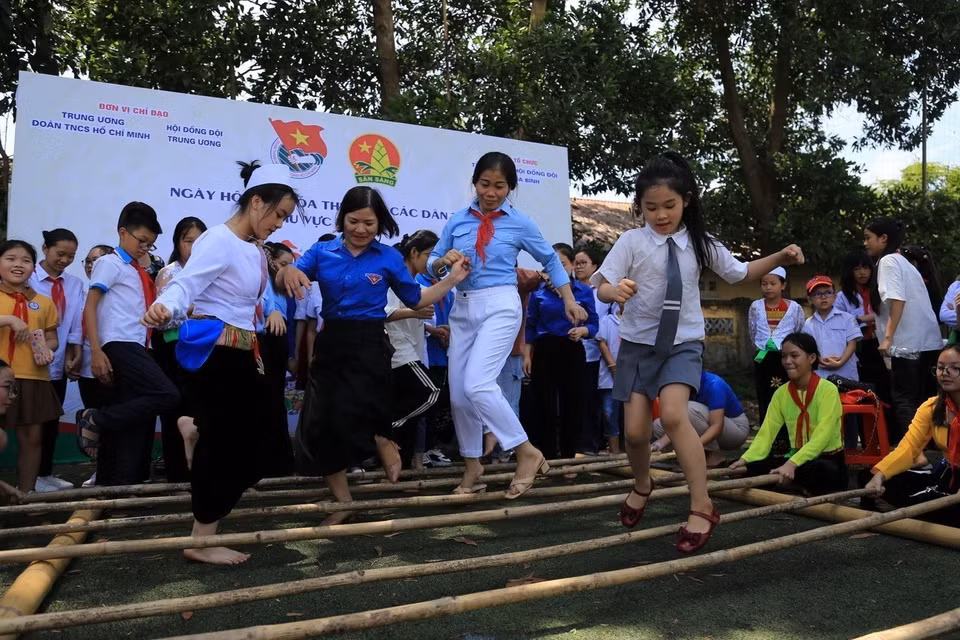 Children engage in a folk game during a cultural exchange programme for ethnic minority children in the country’s north. (Photo: VNA)